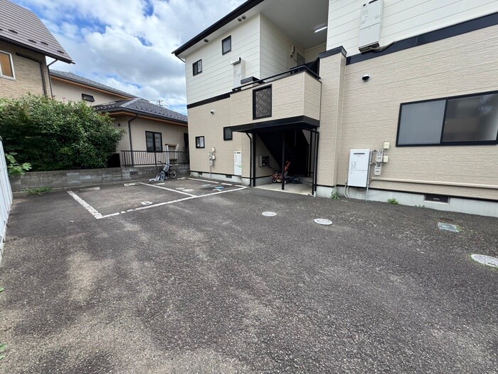 物件外観写真2　(駐車場)