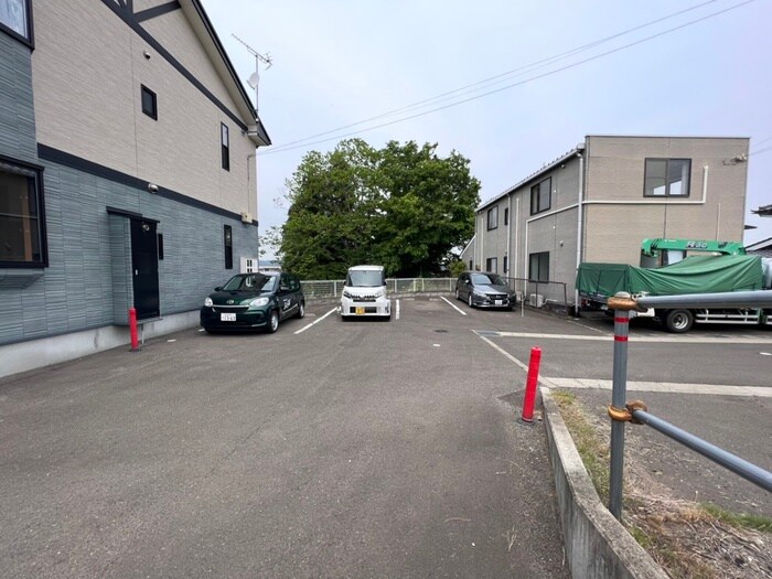 物件外観写真4　(駐車場)