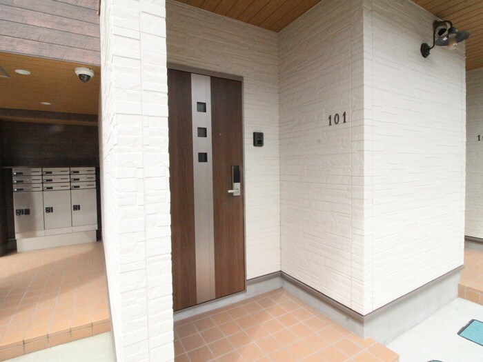 物件外観写真5　(エントランス部分)
