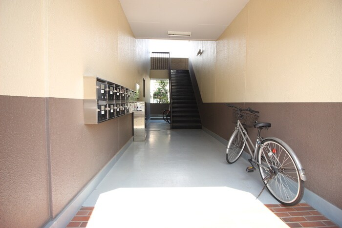 物件外観写真4　(エントランス部分)