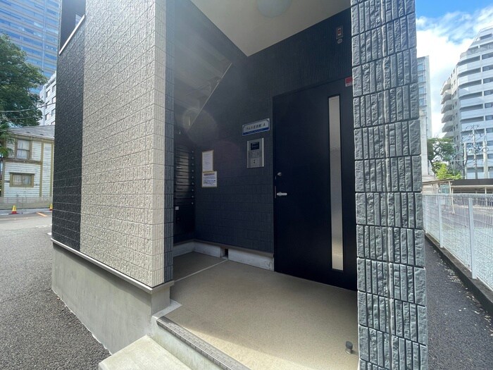 物件外観写真2　(エントランス部分)