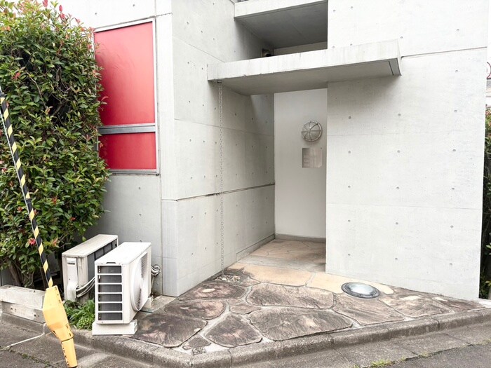物件外観写真2　(エントランス部分)