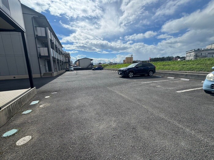 物件外観写真4　(駐車場)
