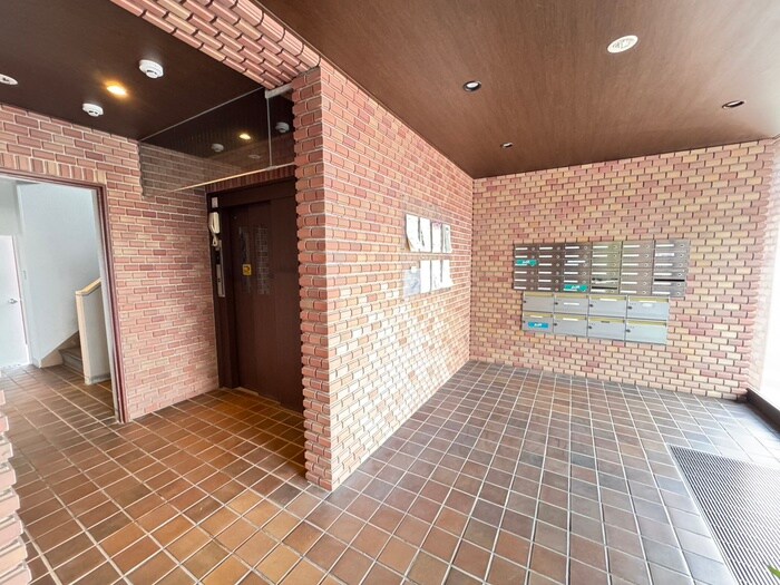 物件外観写真2　(エントランス部分)