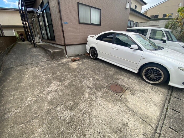 物件外観写真4　(駐車場)