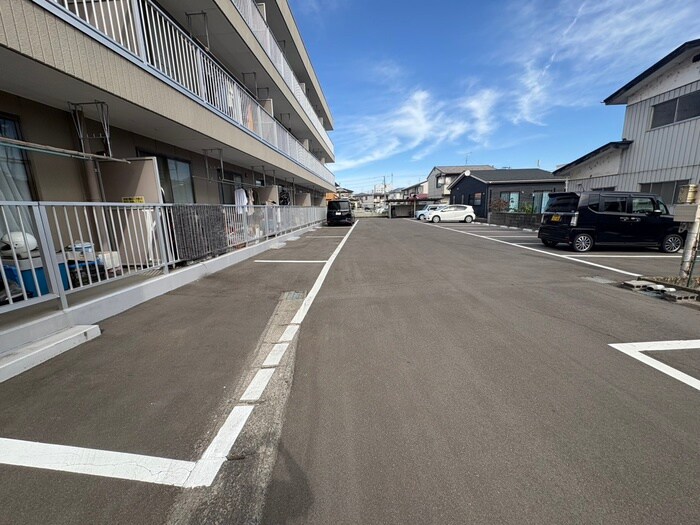 物件外観写真3　(駐車場)