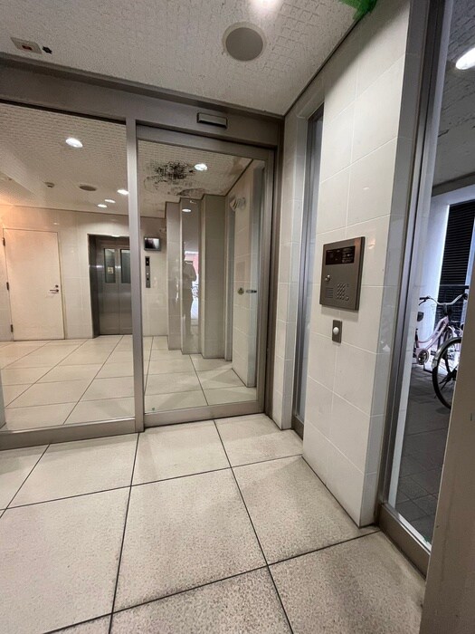 物件外観写真2　(エントランス部分)