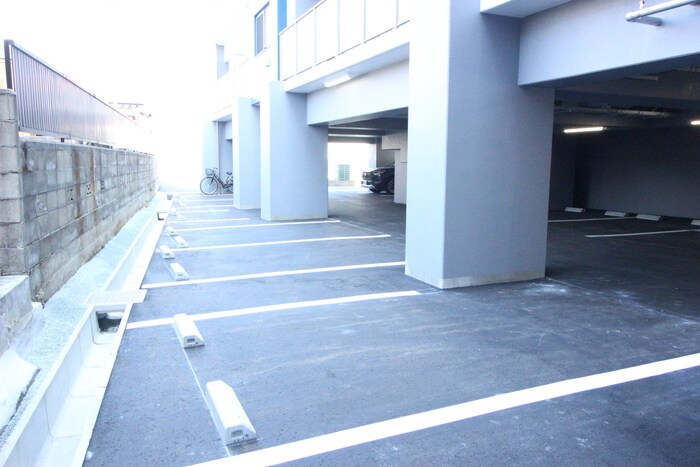 物件外観写真4　(駐車場)