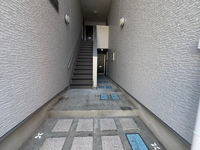 物件外観写真4　(エントランス部分)