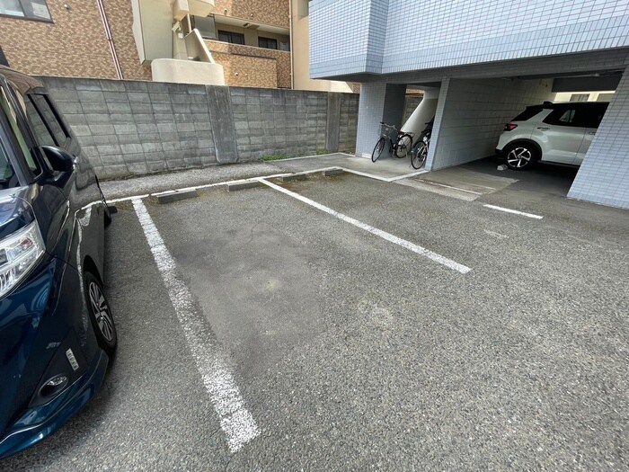 物件外観写真3　(駐車場)