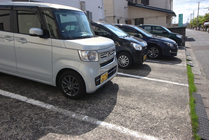 物件外観写真5　(駐車場)