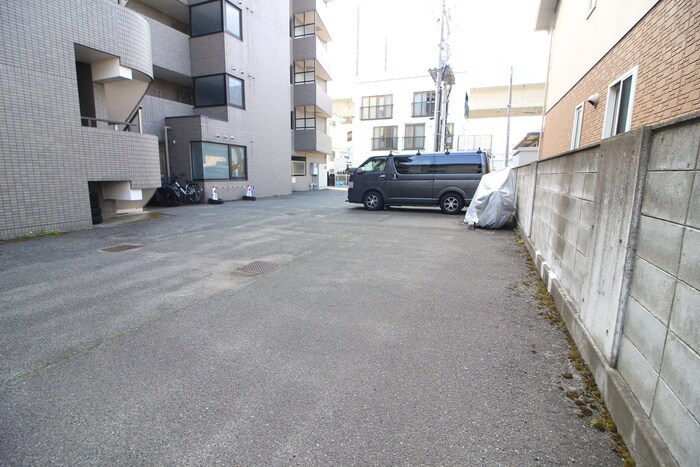 リビングステージ東仙台の駐車場