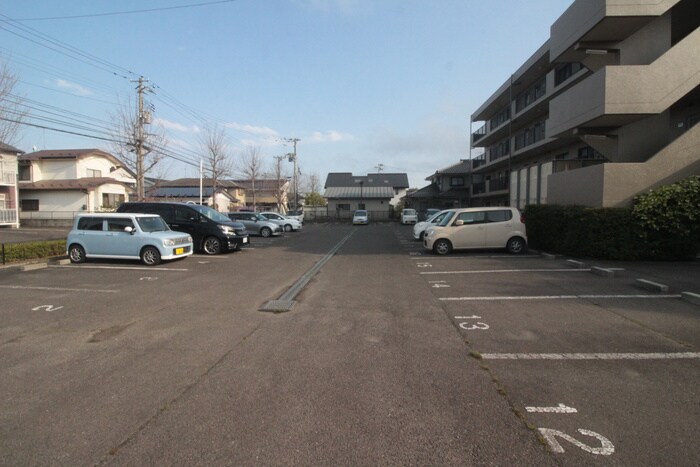 物件外観写真2　(駐車場)