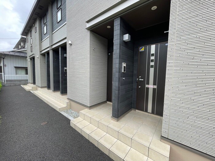 物件外観写真3　(エントランス部分)