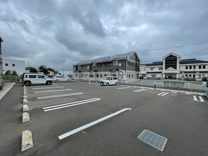 物件外観写真4　(駐車場)