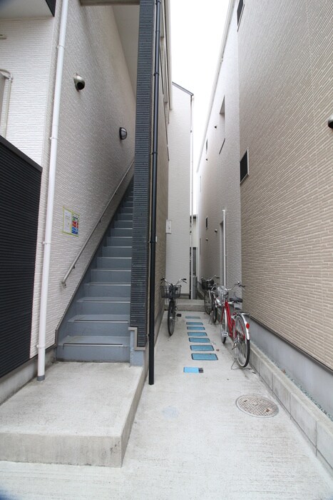 物件外観写真2　(エントランス部分)