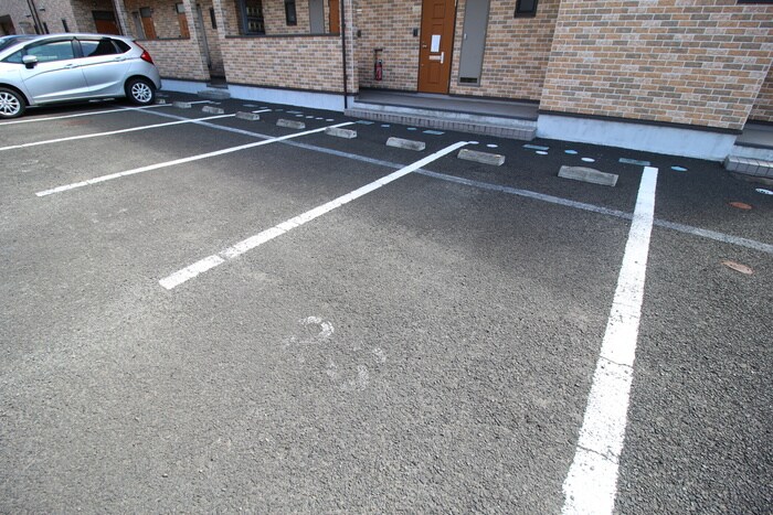 物件外観写真4　(駐車場)