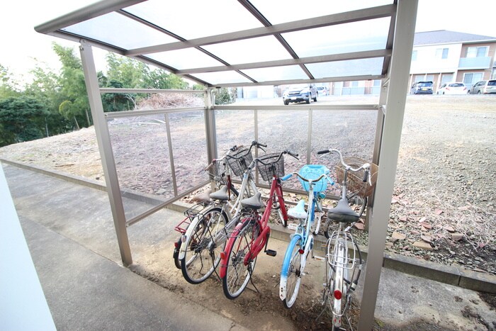 物件外観写真4　(駐輪場)