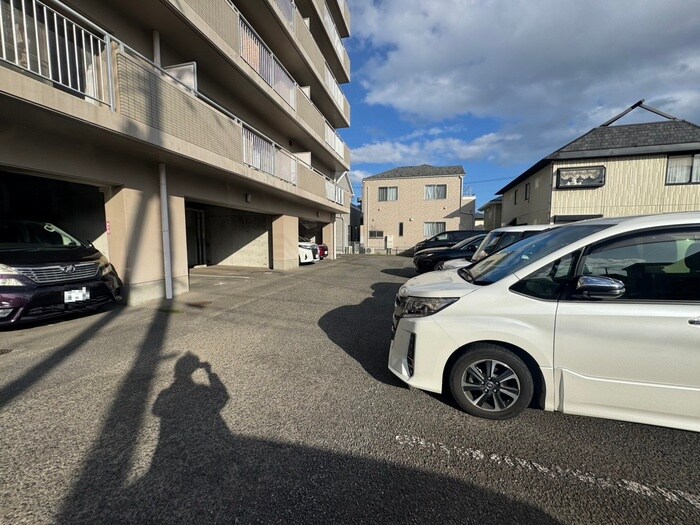 物件外観写真3　(駐車場)