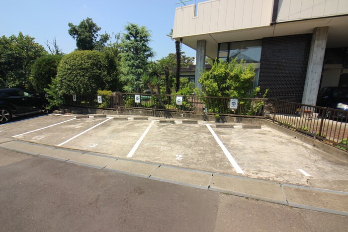 物件外観写真3　(駐車場)