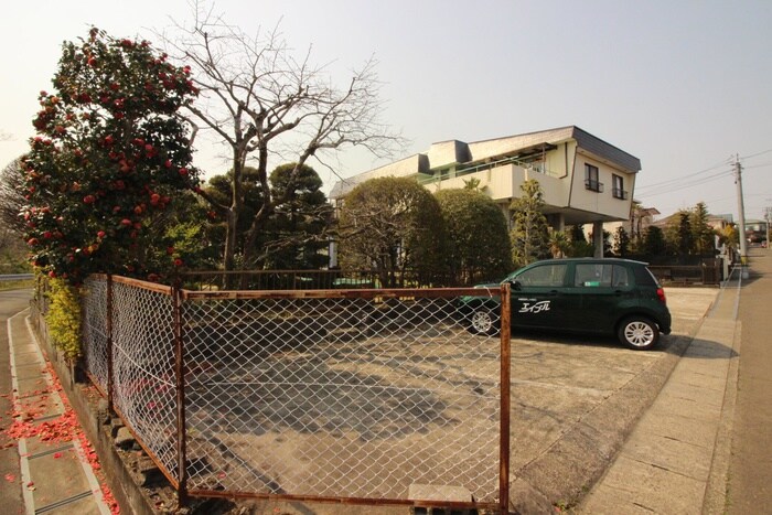 物件外観写真4　(駐車場)