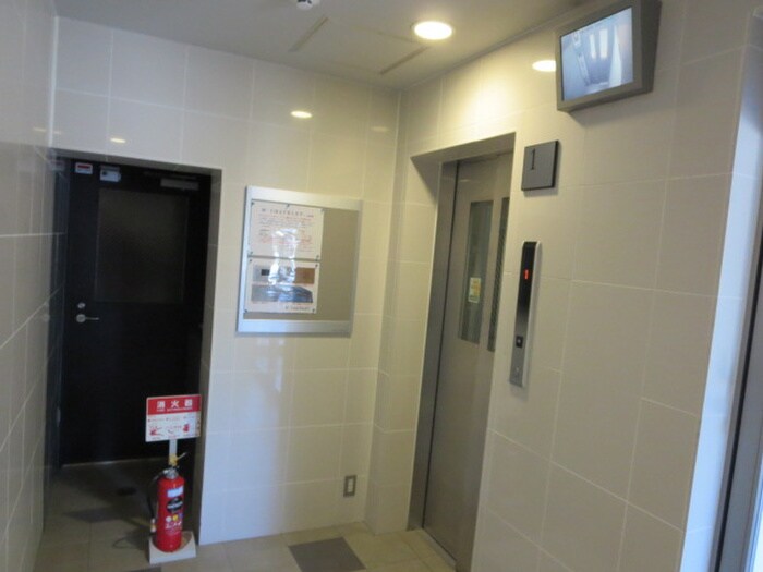 物件外観写真6　(エントランス部分)