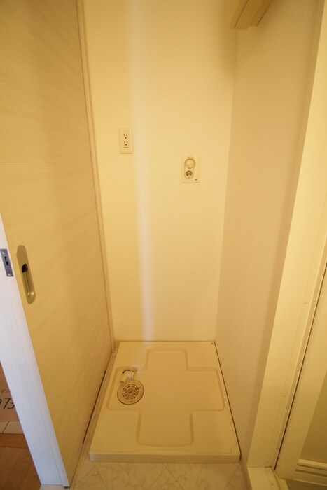 物件内観写真12　(洗濯機置場)