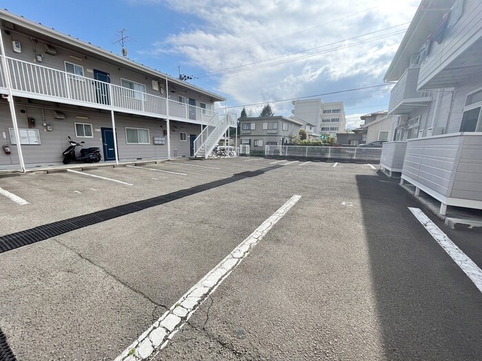 物件外観写真3　(駐車場)