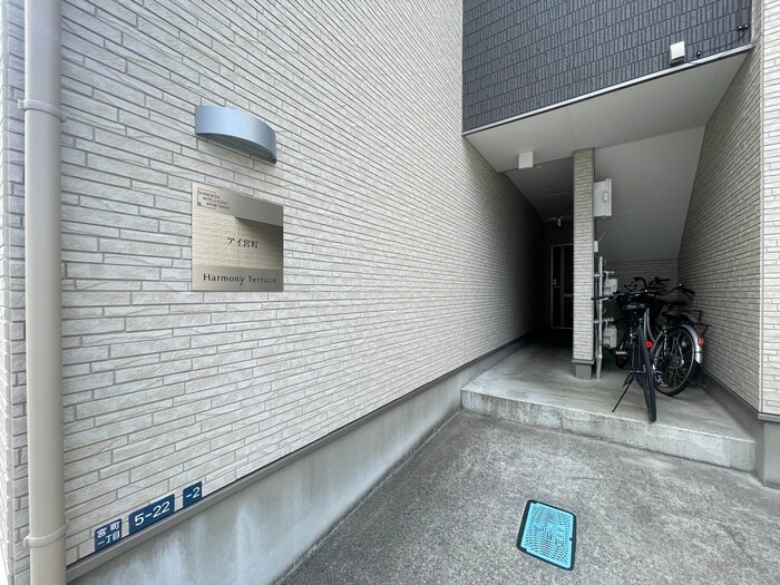 物件外観写真3　(エントランス部分)