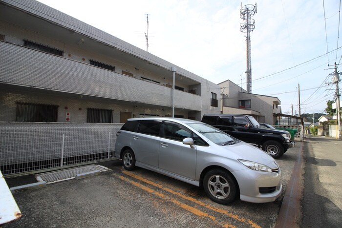 物件外観写真3　(駐車場)