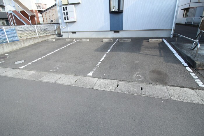 物件外観写真6　(駐車場)
