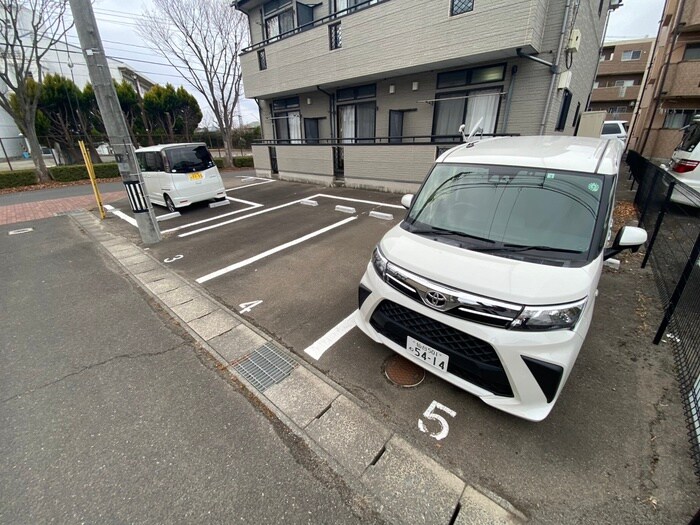 物件外観写真2　(駐車場)