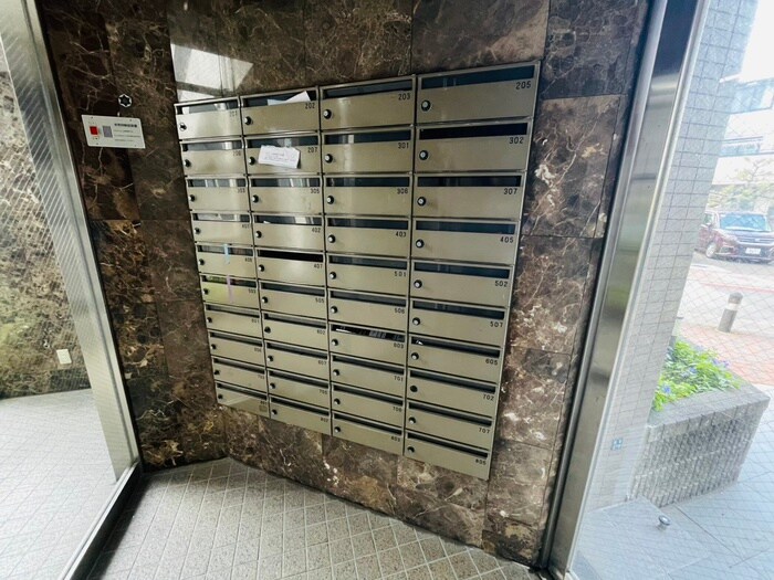 物件外観写真6　(エントランス部分)