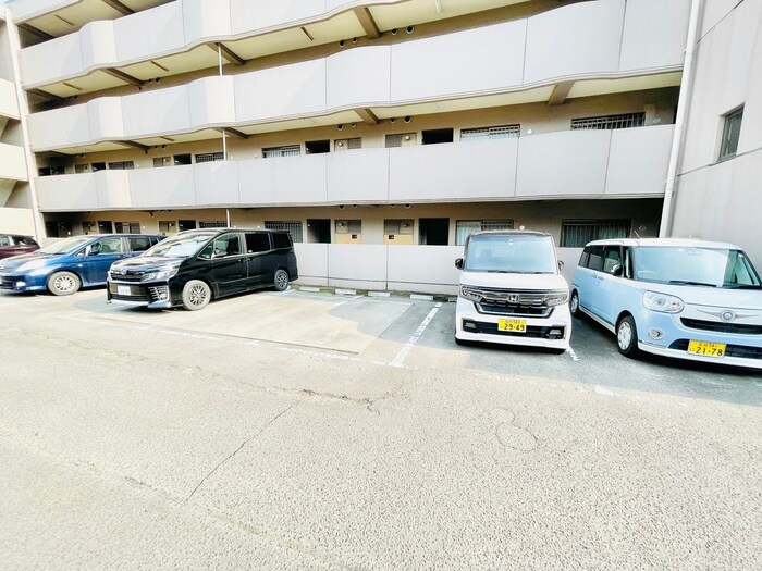 物件外観写真3　(駐車場)