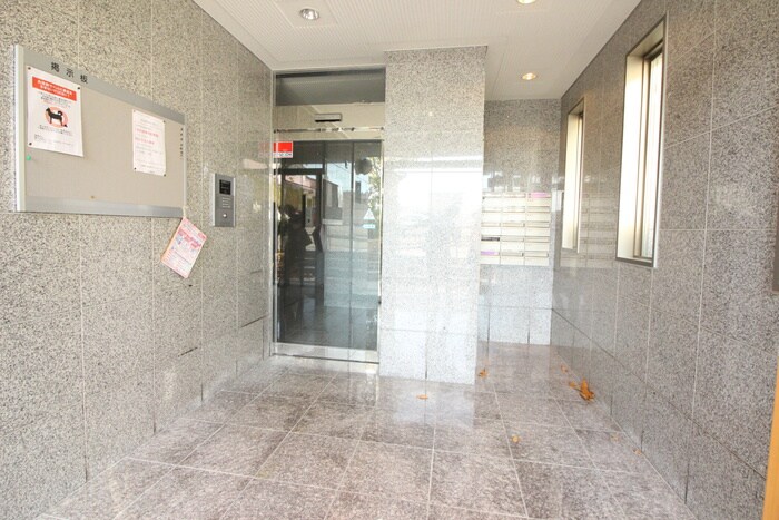 物件外観写真2　(エントランス部分)