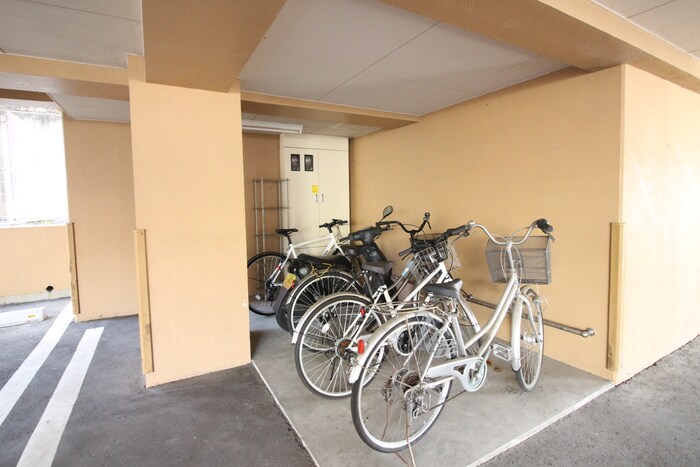 物件外観写真4　(駐輪場)