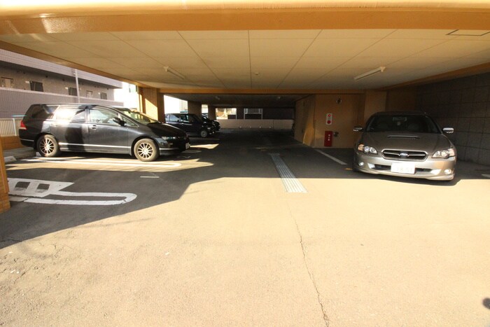 物件外観写真5　(駐車場)