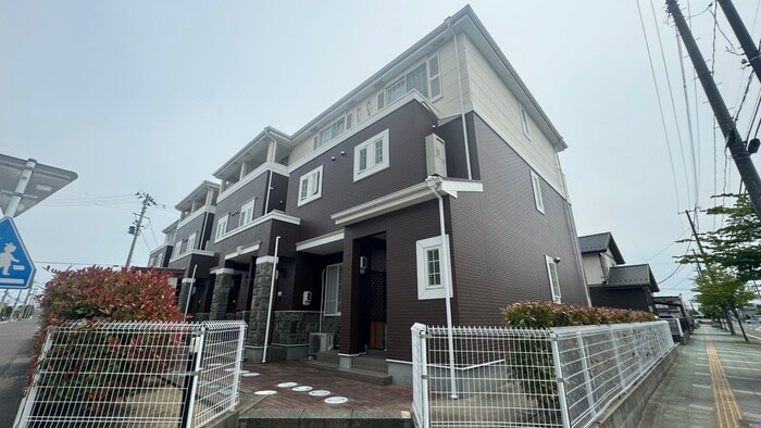 物件外観写真1　(エントランス部分)