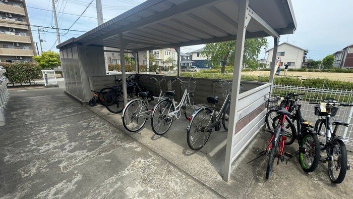 物件外観写真4　(駐輪場)