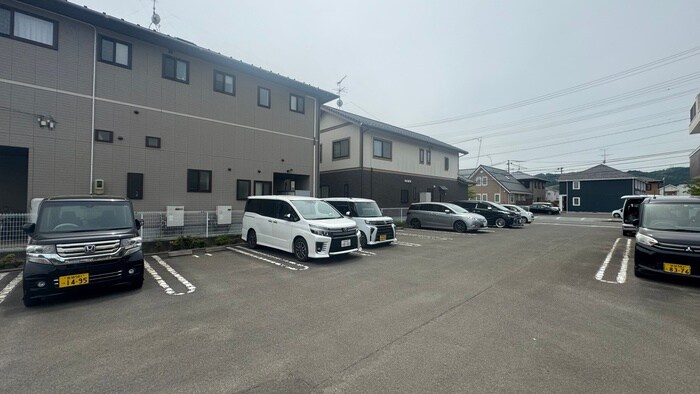 物件外観写真5　(駐車場)