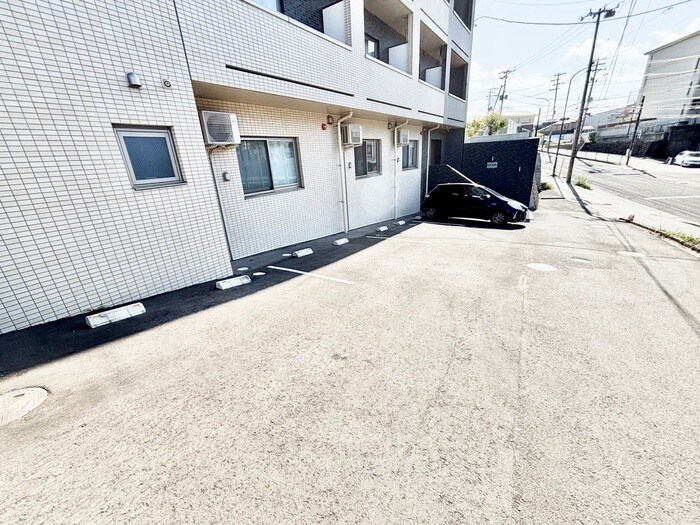 物件外観写真3　(駐車場)