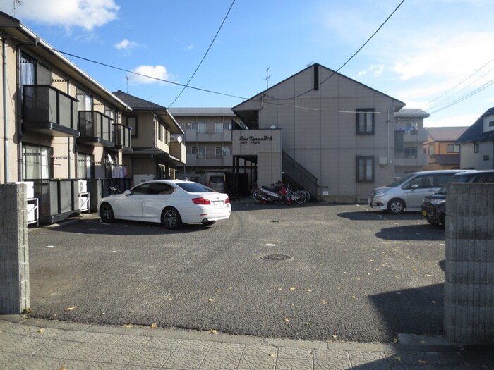 物件外観写真3　(駐車場)