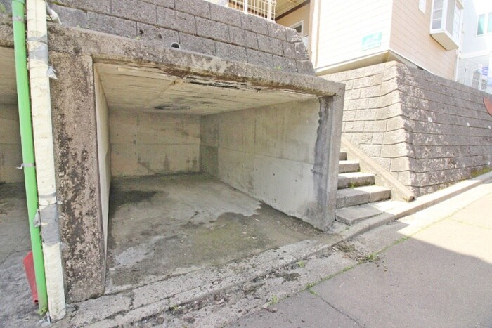 物件外観写真4　(駐車場)