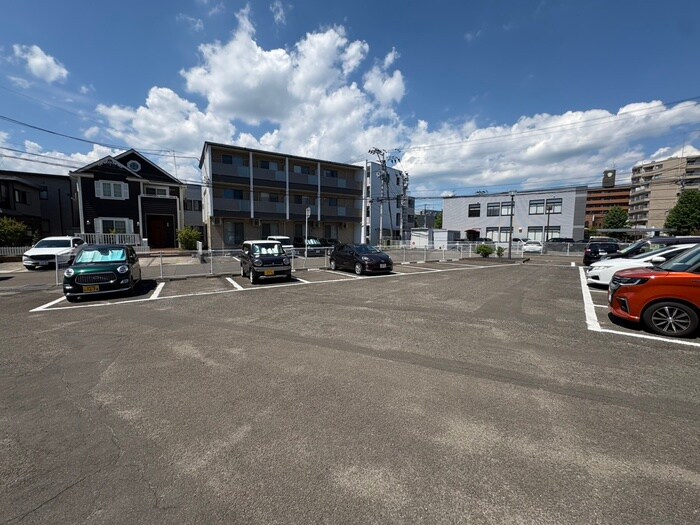 物件外観写真5　(駐車場)