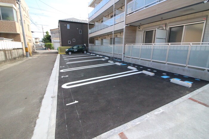 物件外観写真3　(駐車場)