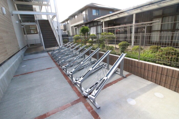 物件外観写真4　(駐輪場)