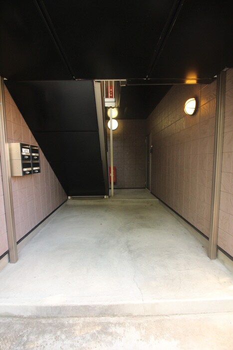 物件外観写真4　(エントランス部分)