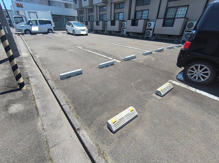 物件外観写真4　(駐車場)