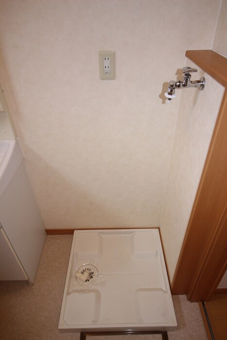 物件内観写真13　(洗濯機置場)