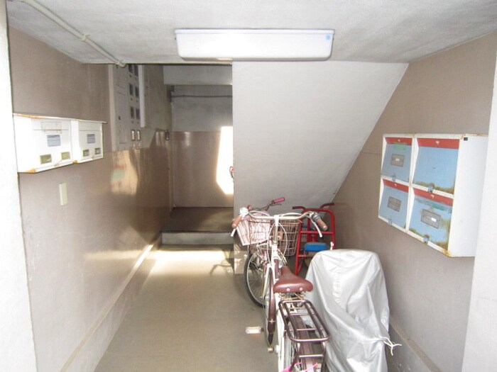 物件外観写真4　(エントランス部分)